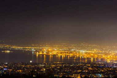 Aydınlatma ile gece gökyüzünün şaşırtıcı görünümü