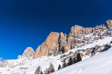 Kabarık karla kaplı dağ manzaralı şaşırtıcı