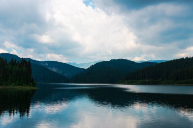 Büyüleyici doğal mavi deniz manzaralı 