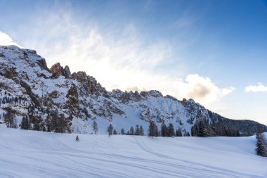 Kabarık karla kaplı dağ manzaralı şaşırtıcı