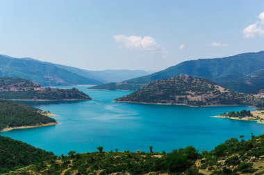 Yeşil ve mavi lagün ile büyüleyici doğa Dağ Manzaralı