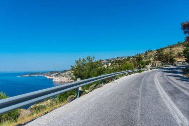 tepede asfalt yol ve deniz suyu görünümü 