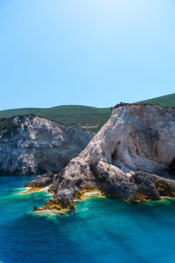 deniz, kayalar ve mavi gökyüzü ısmarlayarak