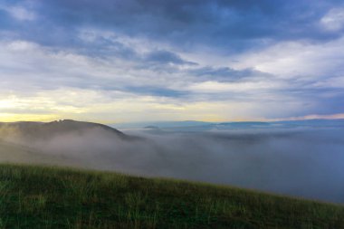 Bulutlu gökyüzü arka plan şaşırtıcı doğa manzaralı