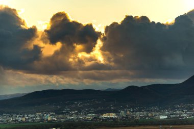 Bulutlu gökyüzü arka plan şaşırtıcı doğa manzaralı