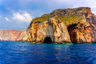 Büyüleyici doğa dağ manzaralı okyanus ve mavi gökyüzü ile