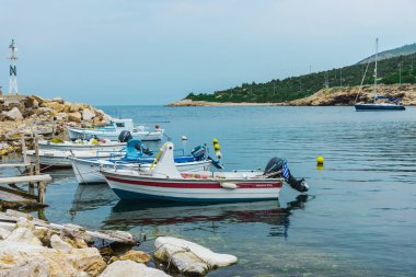 Sahile yakın limanda demirli tekneler