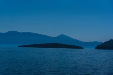 Dağ arka plan ile pürüzsüz oldukça okyanusun büyüleyici görünümü