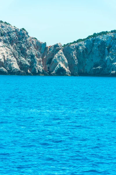 Malerischer Blick Auf Meer Felsen Und Blauen Himmel — Stockfoto