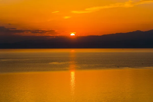 Vista Panorámica Del Cielo Atardecer Reflejándose Agua Mar — Foto de Stock