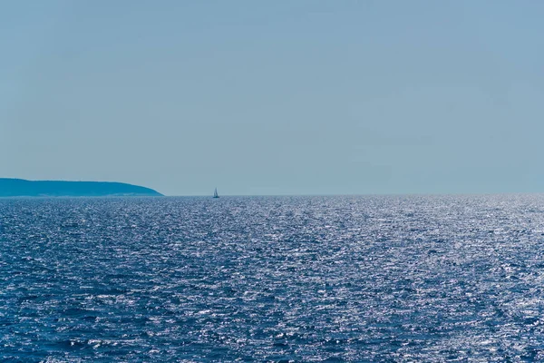 孤独なボートで魅力的な自然のマウンテン ビュー — ストック写真