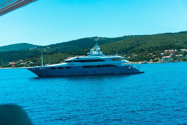 White Yacht Ship Moving Sea Coast — Stock Photo, Image