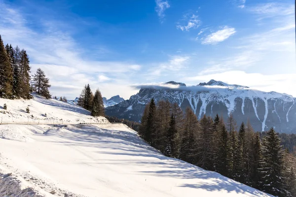 Vista Incrível Montanha Coberta Com Neve Fofa — Fotografia de Stock