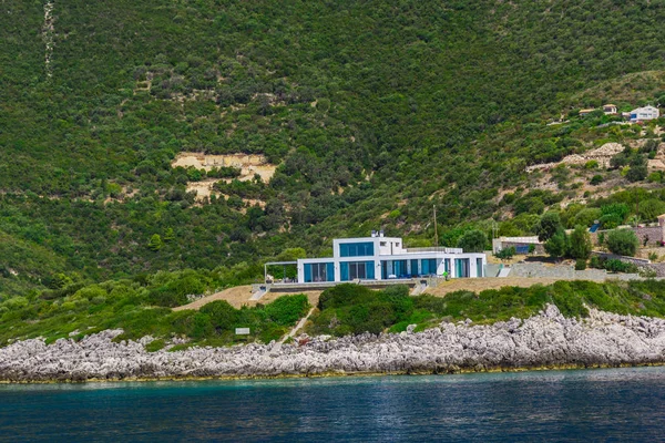 okyanus suyunda ada tepelerde modern mimari 