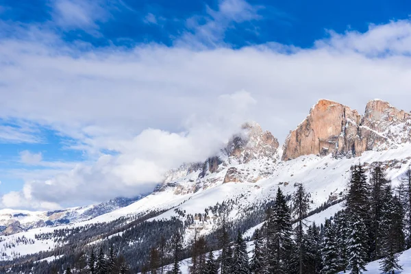 Kabarık karla kaplı dağ manzaralı şaşırtıcı