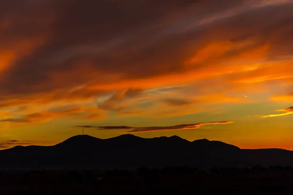 Orangefarbener Sonnenuntergangshimmel Über Hügeln — Stockfoto