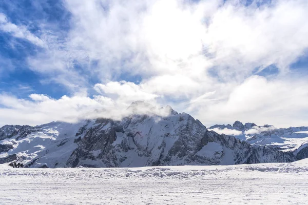 ふわふわの雪に覆われて素晴らしいマウンテン ビュー — ストック写真