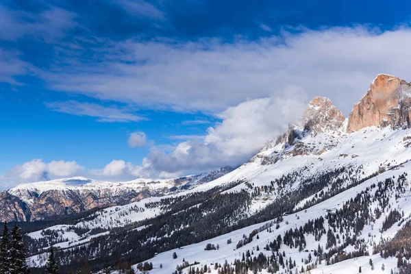 Vista Incrível Montanha Coberta Com Neve Fofa — Fotografia de Stock