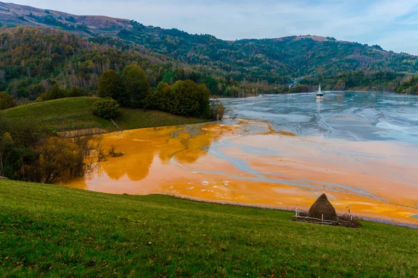 Impresionante Vista Naturaleza Con Río Color Naranja Árboles Verdes Alrededor — Foto de Stock