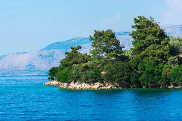 Vista Área Costeira Coberta Vegetação Exuberante Com Mar Céu Azul — Fotografia de Stock