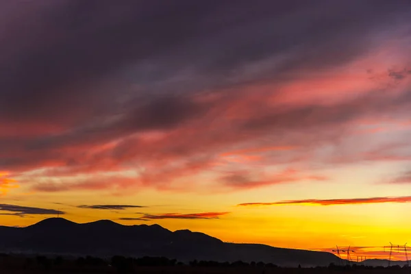 丘の上の劇的な曇り夕焼け空 — ストック写真