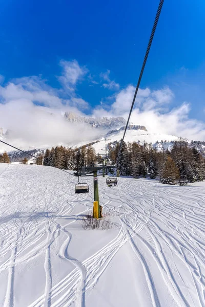 Increíble Vista Montaña Cubierta Nieve Esponjosa Árboles —  Fotos de Stock