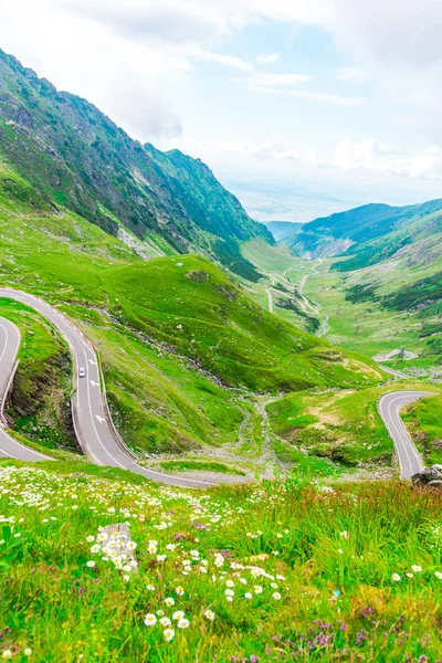 Fascinante Vista Montaña Naturaleza Con Vegetación Cielo Azul Nublado — Foto de Stock