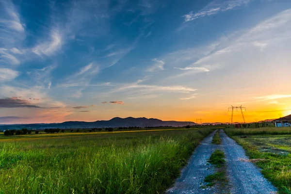 Dramatische Avondrood Met Elektrische Torens Heuvels — Stockfoto