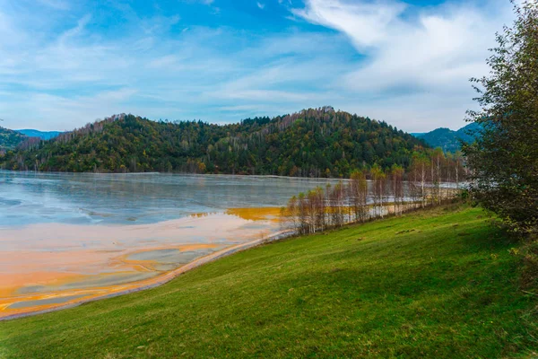 Impresionante Vista Naturaleza Con Río Color Naranja Árboles Verdes Alrededor — Foto de Stock