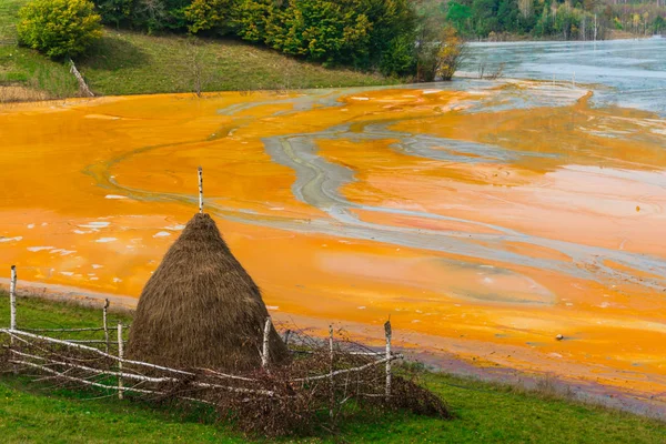 Impresionante Vista Naturaleza Con Río Color Naranja Árboles Verdes Alrededor — Foto de Stock