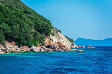 Görünüm kıyı Tepesi'nin deniz ve mavi gökyüzü ile gür yeşilliklerle kaplı