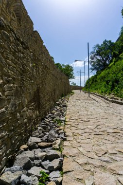 dağların duvarından yol