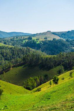 Yeşil ve mavi bulutlu gökyüzü ile büyüleyici doğa dağ manzaralı