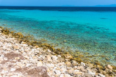 Büyük kayalar büyüleyici doğal deniz manzaralı
