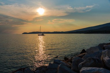 Yalnız tekne ile büyüleyici doğa okyanus görmek