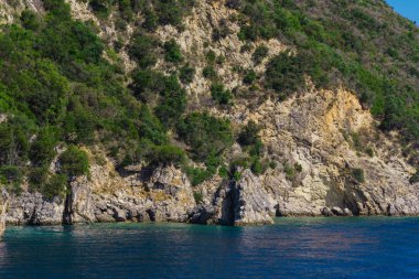 Büyüleyici doğa dağ manzaralı yeşillik ile