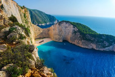 Mavi lagün büyüleyici dağ manzaralı  