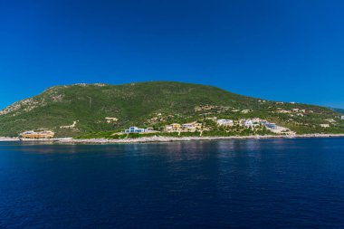 Büyüleyici doğa dağ manzaralı yeşillik ile