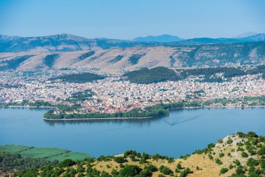 Kayalık yüzey ve mavi deniz şaşırtıcı havadan görünümü