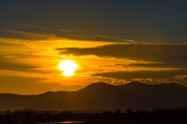 Bulutlu gökyüzü arka plan şaşırtıcı doğa manzaralı