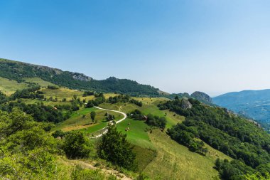 Yeşil ve mavi bulutlu gökyüzü ile büyüleyici doğa dağ manzaralı