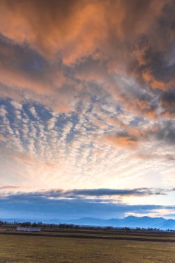 Bulutlu gökyüzü arka plan şaşırtıcı doğa manzaralı