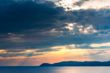 Bulutlu gökyüzü arka plan şaşırtıcı doğa manzaralı