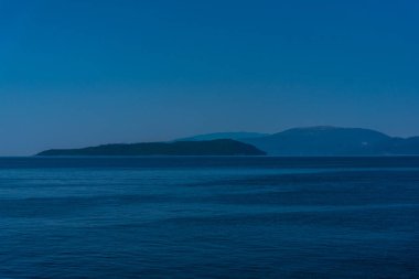 Dağ arka plan ile pürüzsüz oldukça okyanusun büyüleyici görünümü