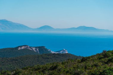 Dağları ile çevrili Bay pitoresk genel bakış