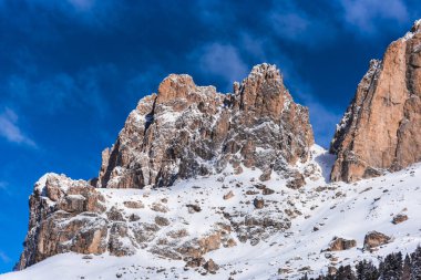 Kabarık karla kaplı dağ manzaralı şaşırtıcı
