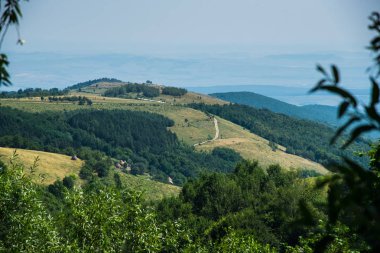 Yeşil ve mavi bulutlu gökyüzü ile büyüleyici doğa dağ manzaralı