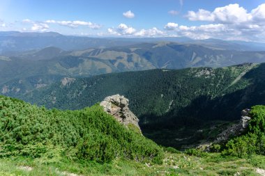 Yeşil ve mavi bulutlu gökyüzü ile büyüleyici doğa dağ manzaralı