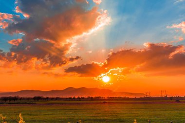 Bulutlu gökyüzü arka plan şaşırtıcı doğa manzaralı