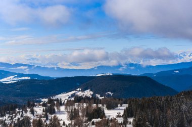 Bulutlu gökyüzü arka plan şaşırtıcı doğa manzaralı